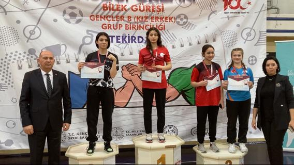 2023-2024 Okul Sporları Bilek Güreşi Genç B Kız-Erkek Grup Müsabakaları'ndan altın madalya ile döndük